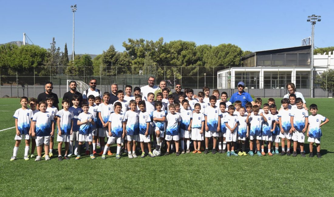 Yunusemre Belediyespor’un yaz futbol okulu tamamlandı. Kursa katılan çocuklar hem