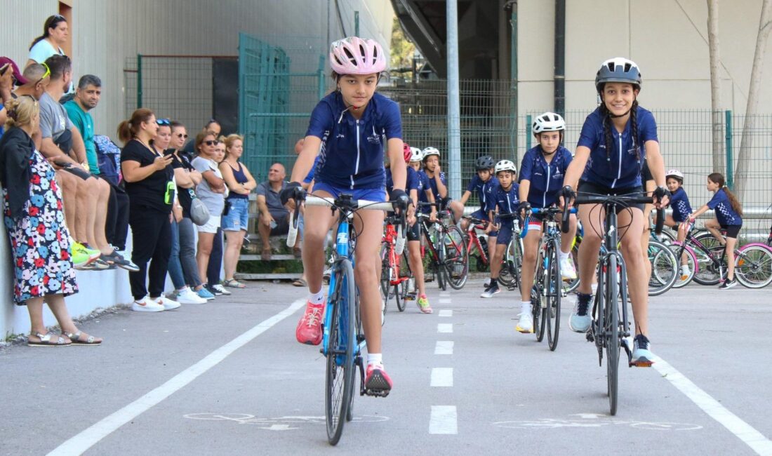 İzmir Büyükşehir Belediyesi Spor Kulübü yarışmacı ve yetiştirici kimlikleriyle faaliyetlerine