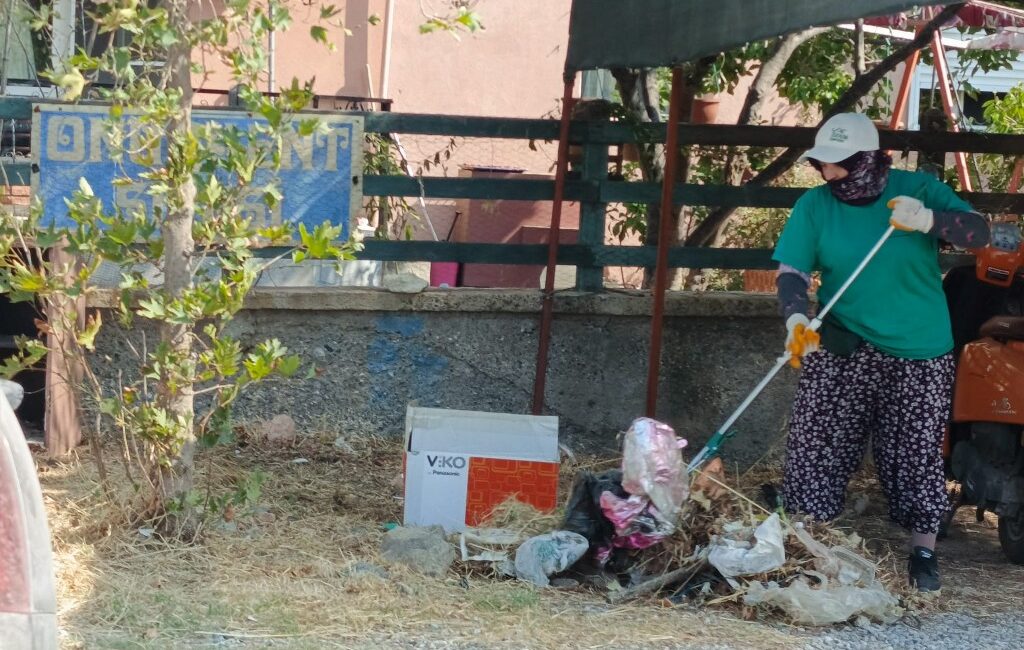 Ayvalık Belediyesi Park ve Bahçeler Müdürlüğü ekipleri, turizm sezonunun en