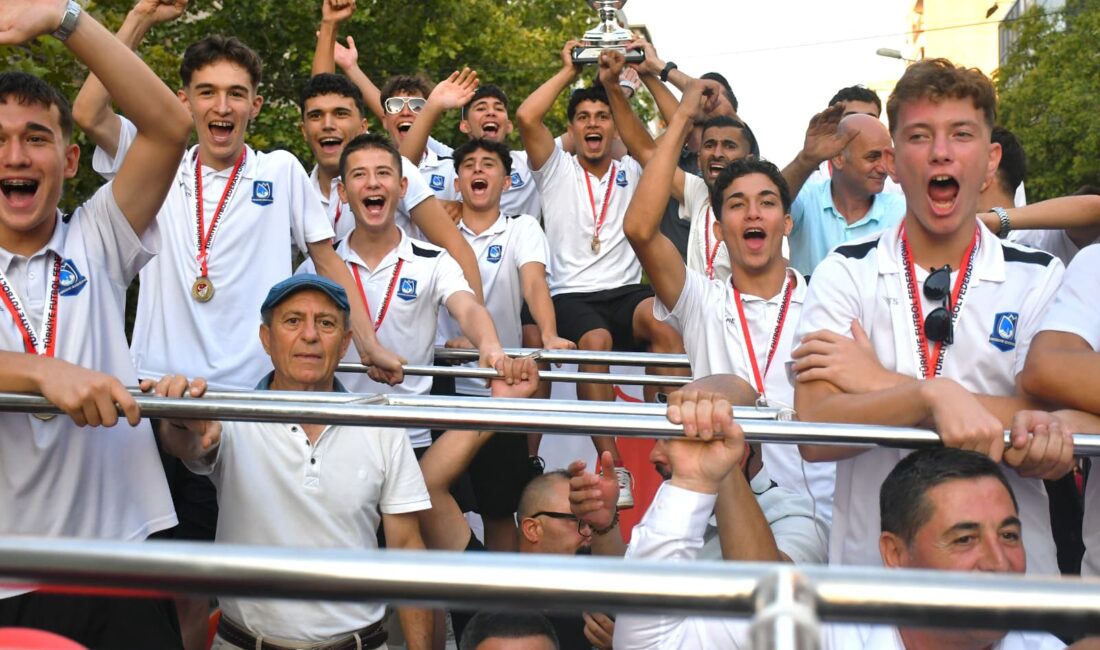 Türkiye şampiyonu olan Yunusemre Belediyespor U17 Futbol Takımı, düzenlenen organizasyonla
