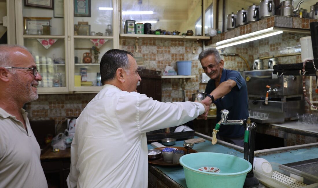 Yunusemre Belediye Başkanı Semih Balaban, Karaköy'de yaptığı esnaf ziyaretinde vatandaşların