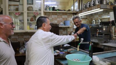 Yunusemre Belediye Başkanı Semih Balaban, Karaköy'de yaptığı esnaf ziyaretinde vatandaşların