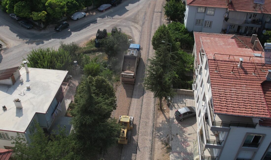 Korkuteli Belediyesi, yaz dönemi sathi kaplama asfalt çalışmalarını planlı ve