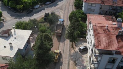 Korkuteli Belediyesi Asfalt Çalışmalarını Karşıyaka Mahallesi’nde Sürdürüyor Korkuteli Belediyesi, yaz dönemi sathi kaplama asfalt çalışmalarını planlı ve