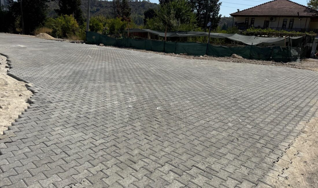 Kemer Belediyesi Fen İşleri Müdürlüğü ekiplerinin ilçe genelinde altyapı çalışmaları