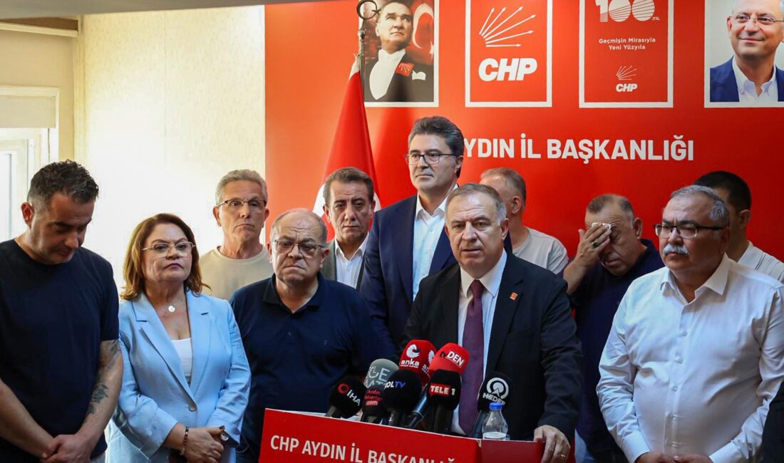 Cumhuriyet Halk Partisi (CHP) Genel Başkan Yardımcıları Gökan Zeybek ve