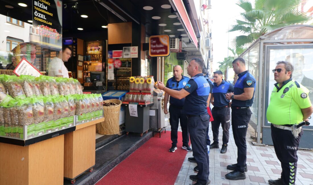 Turgutlu Belediyesi Zabıta Müdürlüğü ekipleri, kaldırımların yayaların kullanımına uygun hale
