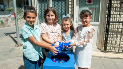 Karşıyakalı Çocuklardan “Mavi Kapak” Projesine Tam Destek Karşıyaka Belediyesi‘nin yeniden başlattığı “Mavi Kapak” projesinde toplama kutularının ilki