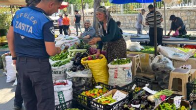 EFELER’İN EKİPLERİNDEN PAZARLARDA ETİKET DENETİMİ Efeler Belediye Başkanı Anıl Yetişkin’in öncülüğünde Efeler Belediyesi Zabıta Müdürlüğü