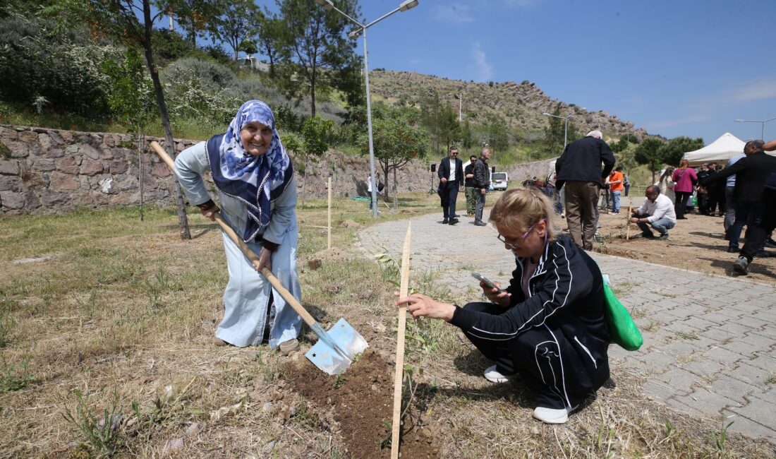 Karşıyaka Belediyesi‘nin hayata geçirdiği yapı kullanma izinlerinde fidan bağışı kabul