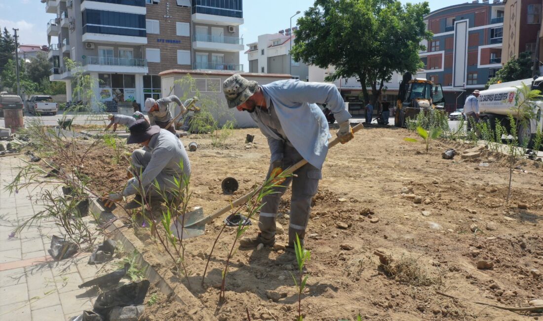 Gazipaşa Belediyesi Park ve Bahçeler Müdürlüğü ekipleri, kent genelinde sürdürdüğü