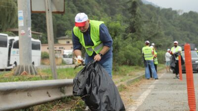 Sorumluluk Karayollarının, Temizlik Hopa Belediyesi’nin: Hopa Belediye Başkanı Uluslararası Karayolunu Elleriyle Temizledi Hopa Belediye Başkanı Utku Cihan, Karadeniz Sahil Yolu üzerinde Karayolları
