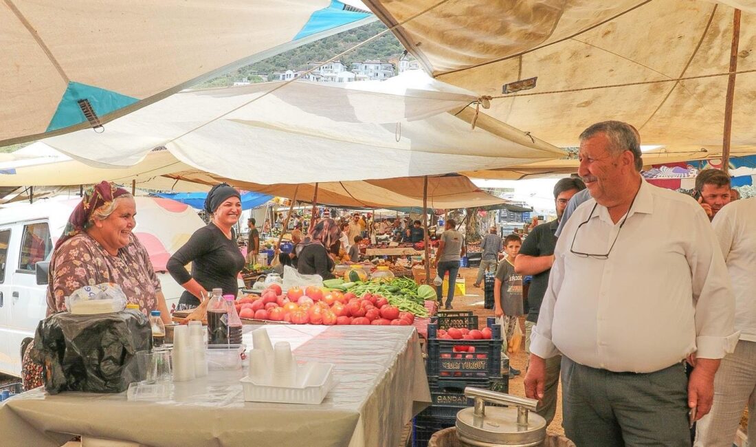 Kaş Belediye Başkanı Erol Demirhan, ilçede cuma günü kurulan pazar