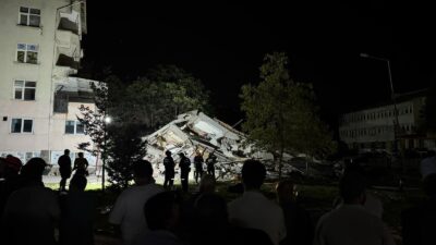 İzmir Büyükşehir Belediyesi İtfaiye Dairesi Başkanlığı ekipleri, dün akşam saatlerinde