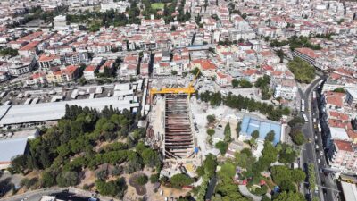 Tugay: “İzmir Tarihinin En Büyük Projesi Olacak” İzmir Büyükşehir Belediyesi‘nin öz kaynaklarıyla yapımını sürdürdüğü Buca Metrosu’nun tünel