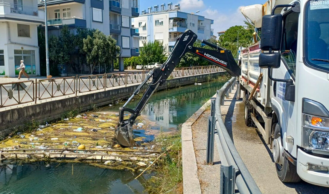 Manavgat Belediyesi Temizlik İşleri Müdürlüğü ekipleri, kent genelindeki açık kanal