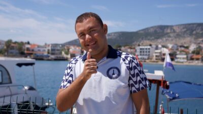 İzmirli Maraton Yüzücüsü Tuna Tunca’nın Yeni Hedefi Cebelitarık Manş Denizi‘ni tek başına geçerek büyük bir başarı yakalayan İzmir