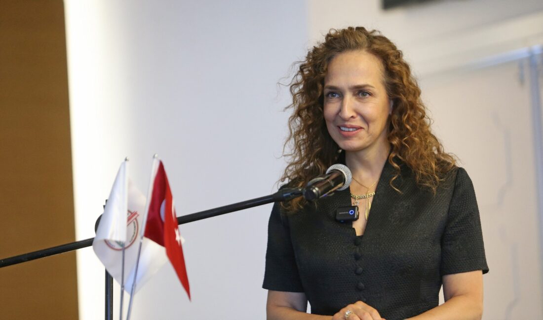 Karşıyaka Belediyesi tarafından bu yıl dördüncüsü düzenlenen Öğrenci Yaz Okulu