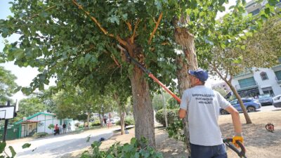 İlçenin ihtiyaç duyulan noktalarında yeni parklar kazandıran Karşıyaka Belediyesi, mevcut