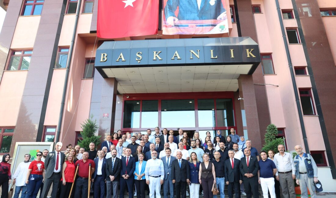 Mamak Belediyesi, 30 Ağustos Zafer Bayramı’nı belediye hizmet binası önünde