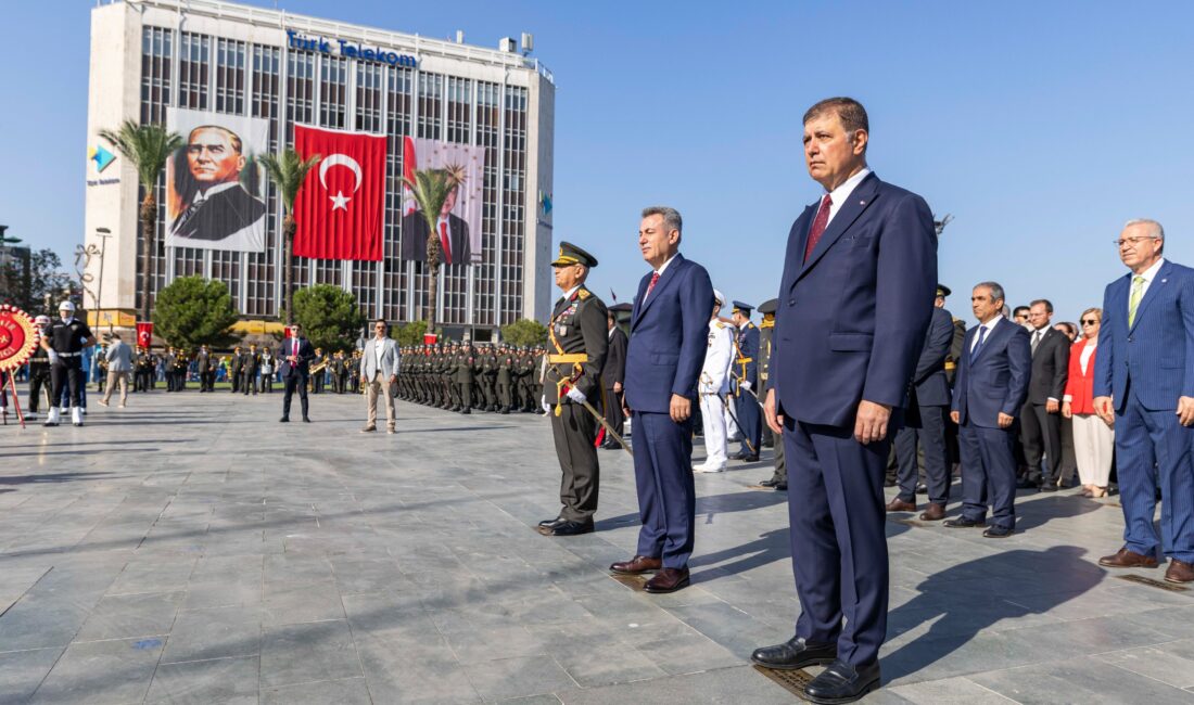 İzmir’de 30 Ağustos Zaferi’nin 103’üncü yıl dönümü kutlamaları Cumhuriyet Meydanı’nda