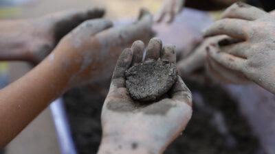Bursa Büyükşehir Belediyesi tarafından hayata geçirilen Gezici Sanat Atölyesi, kentin