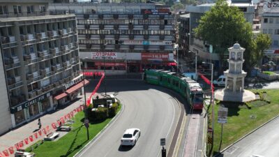 Bursa’da Kesintisiz Ulaşım İçin Yeni Hamle Bursa’da kesintisiz ulaşımı sağlamak amacıyla projeler geliştiren Büyükşehir Belediyesi, Şehirlerarası