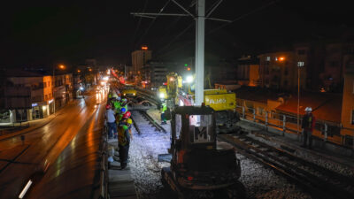 Bursa Büyükşehir’den Raylarda Konforlu Ulaşım Mesaisi Bursa’da vatandaşların daha güvenli ve konforlu seyahat edebilmesi için çalışmalarını