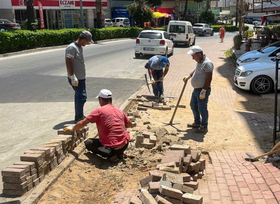 Manavgat Belediyesi Fen İşleri Müdürlüğü ekipleri, kent genelinde altyapı iyileştirme