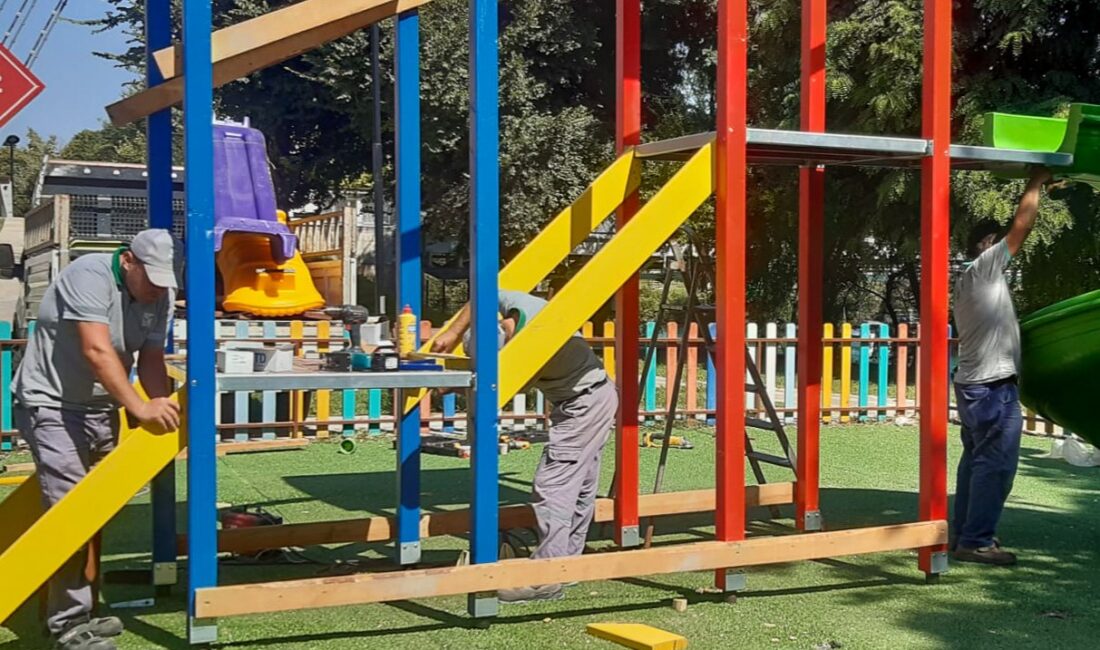 Manavgat Belediyesi Park ve Bahçeler Müdürlüğü ekipleri, kent genelindeki park