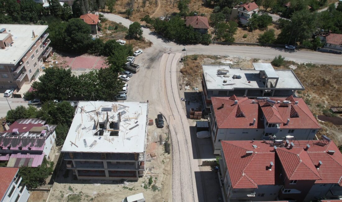 Korkuteli Belediyesi geçtiğimiz günlerde ilçede başladığı sathi kaplama çalışmalarına
aralıksız devam