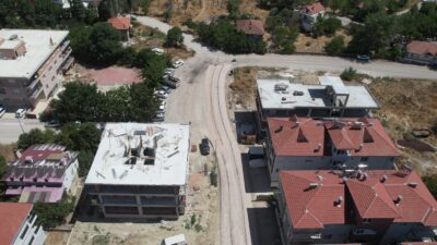 Korkuteli Belediyesi geçtiğimiz günlerde ilçede başladığı sathi kaplama çalışmalarına
aralıksız devam