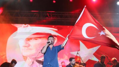 Turgutlu Belediyesi ve Manisa Büyükşehir Belediyesi organizasyonuyla düzenlenen 30 Ağustos