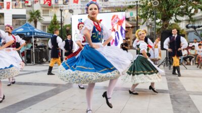 Balçova’da Halk Dansları Festivali’nden Coşku Dolu Açılış Balçova Belediyesi’nin Efem Spor Kulübü ile ortaklaşa 8 ülkenin katılımıyla