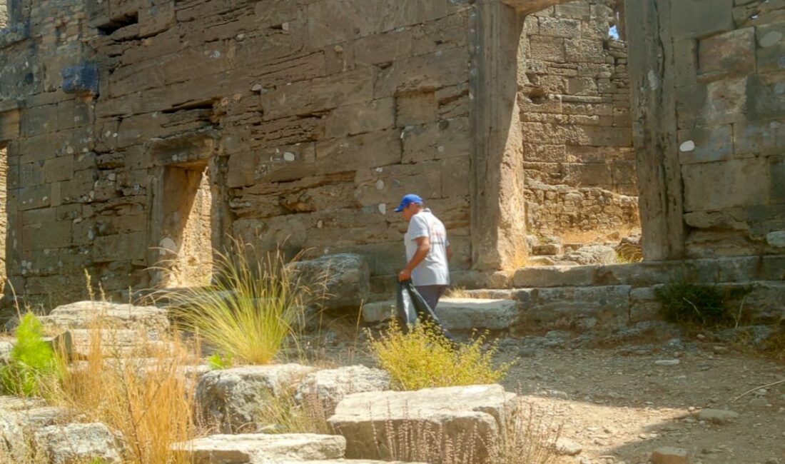 Manavgat Belediyesi Temizlik İşleri Müdürlüğü ekipleri, ilçenin kırsal bölgelerinde yer
