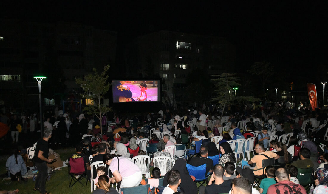 Osmangazi Belediyesi’nin yaz akşamlarını şenlendiren yaz etkinlikleri
programı, Güneştepe Mahallesi’nde açık