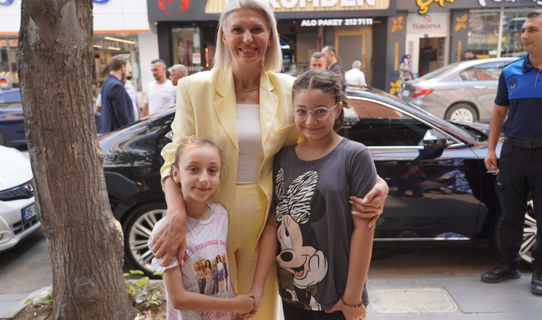 Her fırsatta vatandaşlar ve esnafla bir araya gelen Başkan Melek