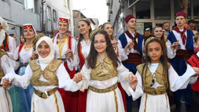 Osmangazi’de Uluslararası Balkan Festivali Renkli Görüntülerle Start Aldı Balkan kültürünü Bursa sokaklarına taşıyan Uluslararası NAKEM Osmangazi Belediyesi Balkan