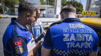İzmir’de zabıta ekiplerinden yolcu kılığında taksi denetimi İzmir Büyükşehir Belediyesi Zabıta Dairesi Başkanlığı ekipleri, hem yolcuların hem