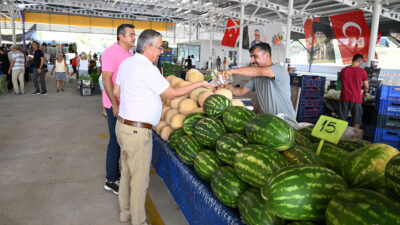 Kemer Belediye Başkanı Necati Topaloğlu’ndan Pazar Esnafına Yeni Yerinde Ziyaret Kemer Belediye Başkanı Necati Topaloğlu, “Her mahalleye bir kapalı pazar