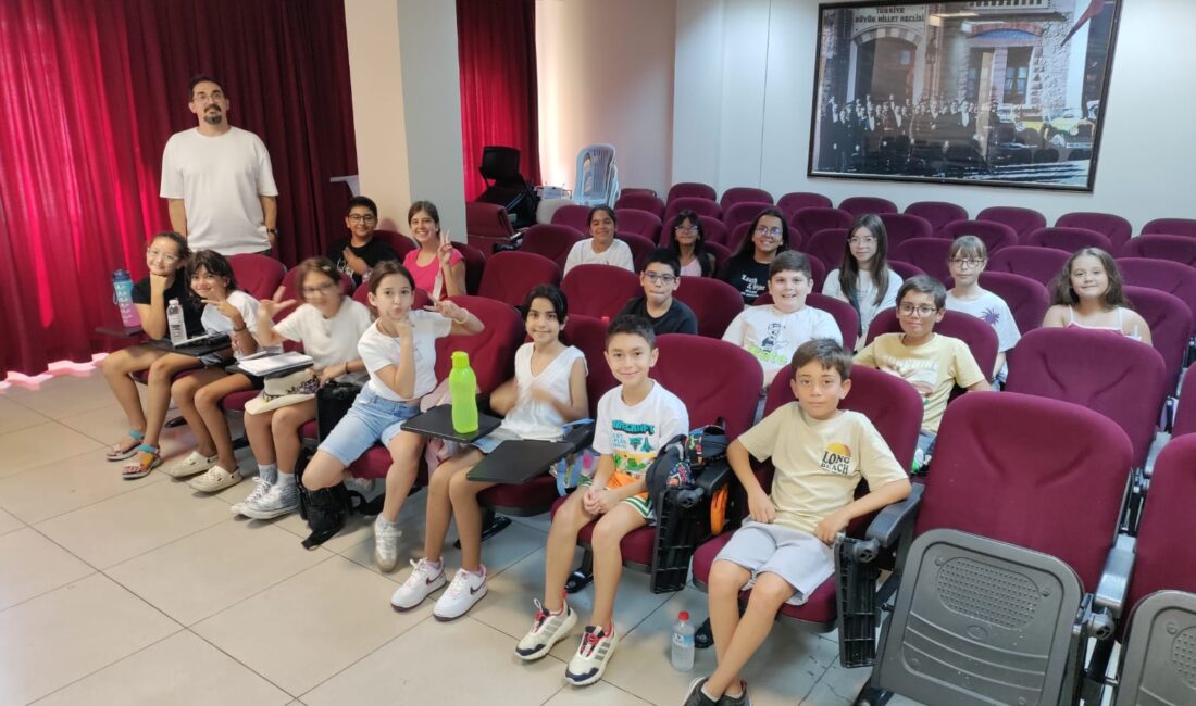 Çiğli Belediyesi'nin kültür-sanat çalışmaları kapsamında kurulan Gençlik Tiyatrosu yeni döneme