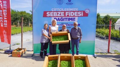 Bilecik’te 77 Bin 400 Fide Toprakla Buluşmak Üzere Çiftçilere Dağıtıldı Belediye Başkanı Melek Mızrak Subaşı, geleneksel hale getirilen fide dağıtım