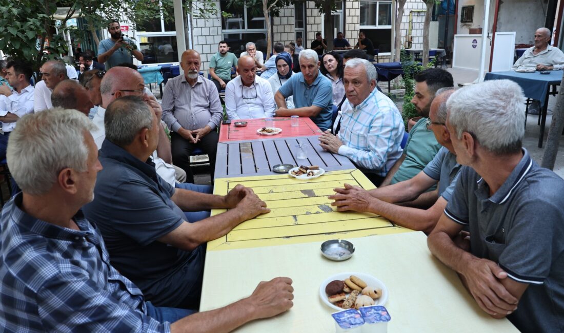 Nilüfer Belediye Başkanı Şadi Özdemir, Akçalar Mahallesi’nde esnafları ziyaret edip,