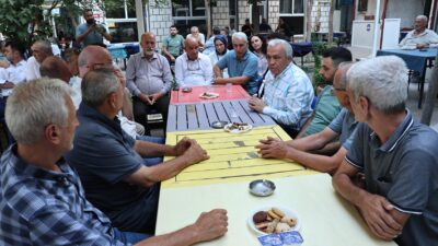 Nilüfer Belediye Başkanı Şadi Özdemir, Akçalar Mahallesi’nde esnafları ziyaret edip,