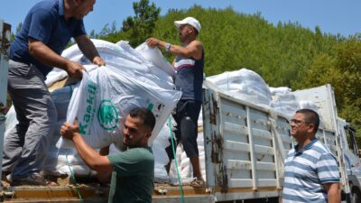 Antalya Büyükşehir, Alanyalı Çiftçilere 10 Ton Kaolin Kili Dağıttı Antalya Büyükşehir Belediyesi, organik tarımı geliştirmek için çiftçilere destek vermeye