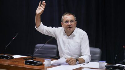 Ayvalık Belediye Başkanı Mesut Ergin, Ayvalıklı gençlerin eğitim yolculuğunda yanlarında