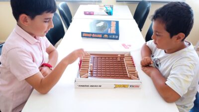 İzmit Belediyesinin düzenlediği Akıl ve Zeka Oyunları Atölyesi, çocukların hem