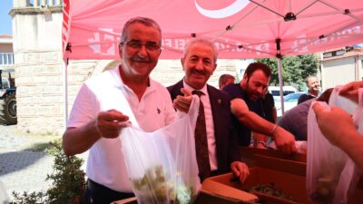 İzmit Belediyesi, Akmeşe’de fide dağıtarak vatandaşların hem üretimine hem de