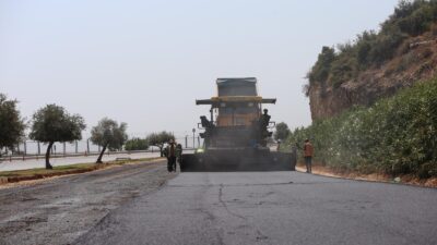 Kepez Belediyesi, Alparslan Türkeş Bulvarı’nda gerçekleştirdiği sıcak asfalt çalışmasıyla hem