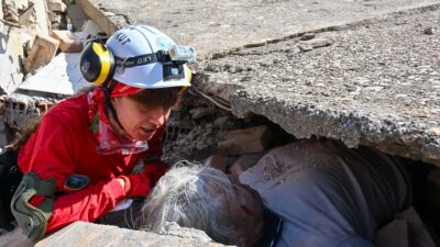 Antalya’nın Döşemealtı ilçesinde, Antalya Büyükşehir Belediyesi İtfaiyesi, AFAD’la birlikte işbirliği